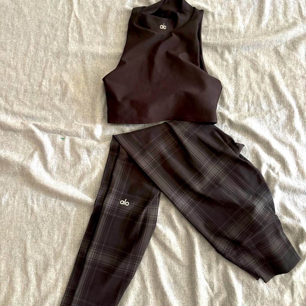 LIKE NEW ALO YOGA WORKOUT LEGGINGS